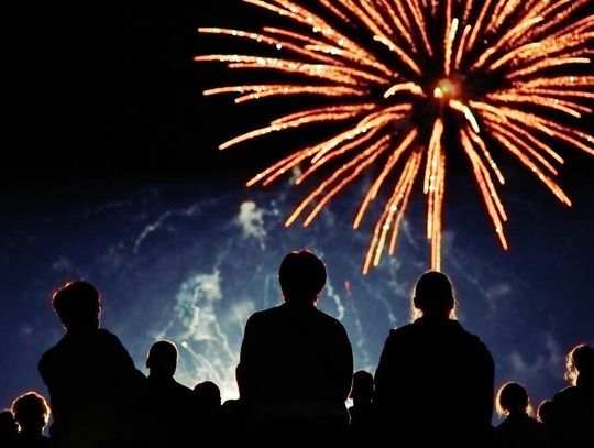 Grube pieniądze pójdą z dymem. Tyle kosztują fajerwerki Ceny sztucznych ogni tradycyjnie budzą największe zainteresowanie pod koniec grudnia, gdy po świętach konsumenci zaczynają przygotowania do sylwestrowej zabawy.