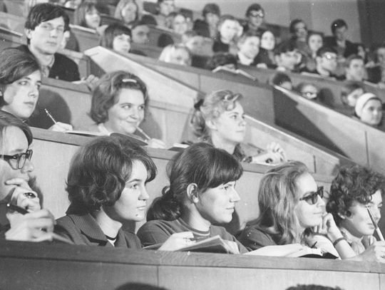 Według raportu GUS, Polki stanowią 58 proc. studiujących i aż 62 proc. absolwentów, jednak ich udział maleje wraz z kolejnymi stopniami awansu. Choć w 2025 roku po raz kolejny zdobyły więcej habilitacji niż mężczyźni, w gronie profesorów tytularnych ich reprezentacja wynosi obecnie 38,1 proc.; na zd