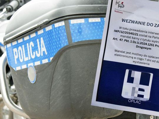 Kierowcy znajdują wezwania do zapłaty za wykroczenie drogowe.