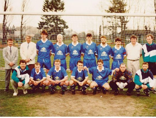 Łada Biłgoraj przed jednym z meczów w rundzie wiosennej sezonu 1994/1995 na stadionie OSiR w Biłgoraju.