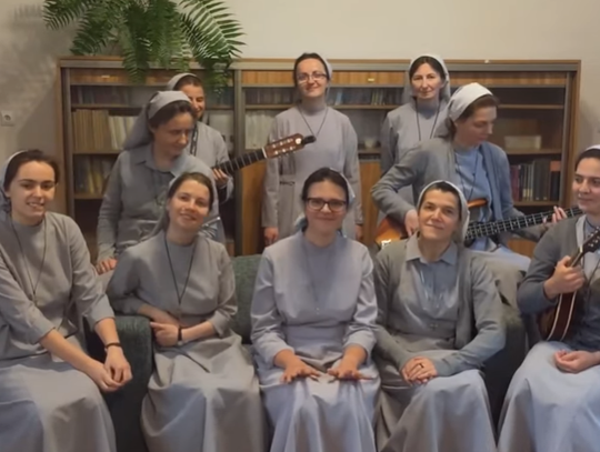 #Hot16Challange w sutannach, czyli kuria diecezjalna i siostry zakonne śpiewają przeciw COVID-19