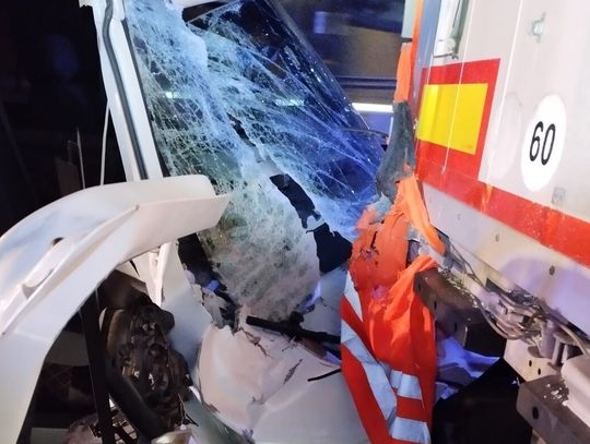 Hrebenne. 54-latek busem wjechał w zaparkowaną na poboczu ciężarówkę.