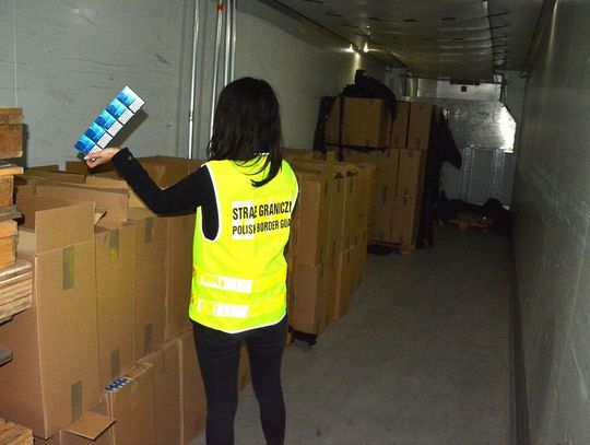 Hrebenne/Zamość: 6 milionów papierosów na naczepie. Mundurowi zatrzymali już 14 osób Hrebenne/Zamość: 6 milionów papierosów na naczepie. Mundurowi zatrzymali już 14 osób
