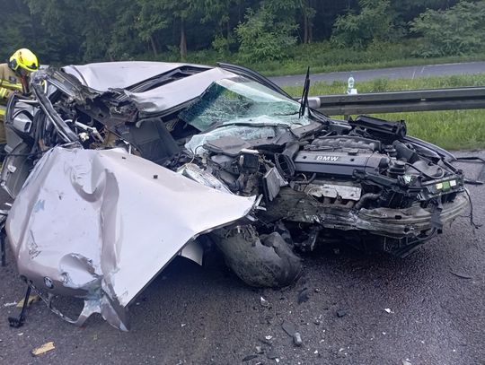 W Hrebennem 26-letni kierowca BMW na prostym odcinku drogi uderzył w tył ciężarówki.
