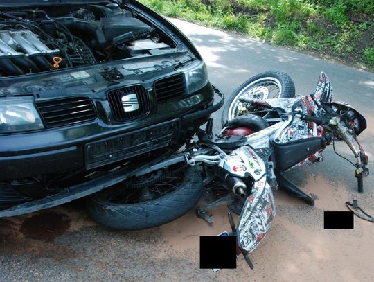 Hrubieszów: 17-letni motorowerzysta wślizgiem wjechał pod seata