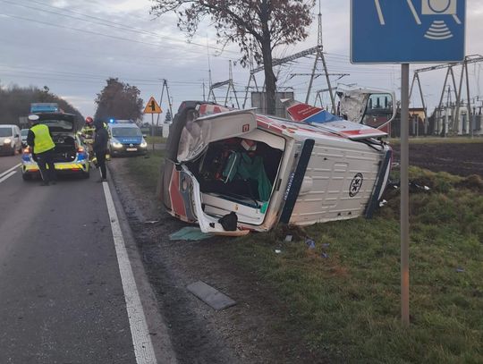 Kiedy kierujący bmw skręcił w lewo, jadąca tuż za nim karetka uderzyła w to auto i wpadła do przydrożnego rowu.