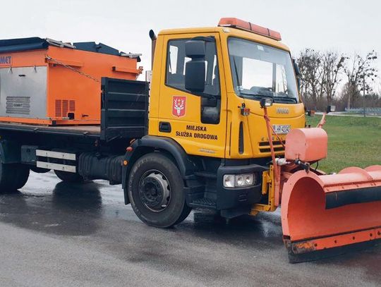 Miejska Służba Drogowa długo przed nadejściem zimy przygotowała samochód iveco z pługiem i piaskarką.