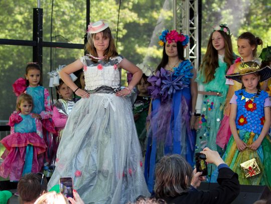 Pokaz mody ekologicznej podczas I Pikniku Ekologicznego w Hrubieszowie.