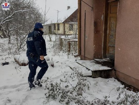 Przy ulicy Dworcowej w Hrubieszowie 7 stycznia dzielnicowy odnalazł skrajnie wychłodzonego 43-letniego bezdomnego.