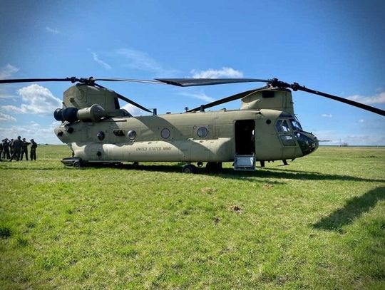 Hrubieszów: Helikopter amerykański, spadochrony polskie   