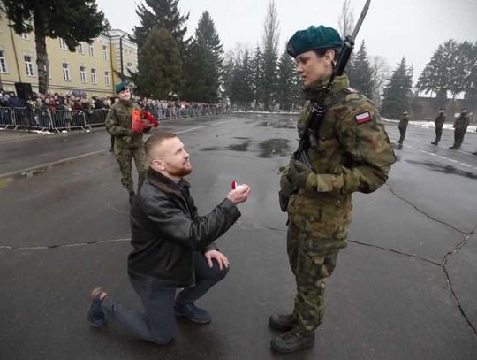 Oświadczyny podczas żołnierskiej przysięgi w Hrubieszowie.