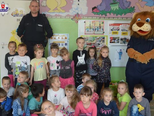 Hrubieszów: Pluszowy funkcjonariusz uczy dzieci zasad bezpieczeństwa