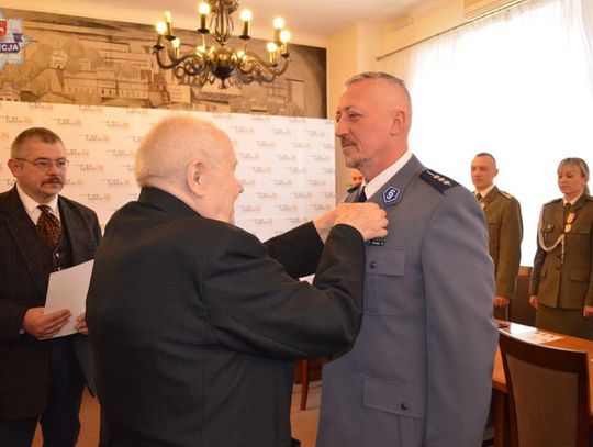 Hrubieszów: Policjant odznaczony za opiekę nad grobami żołnierzy AK