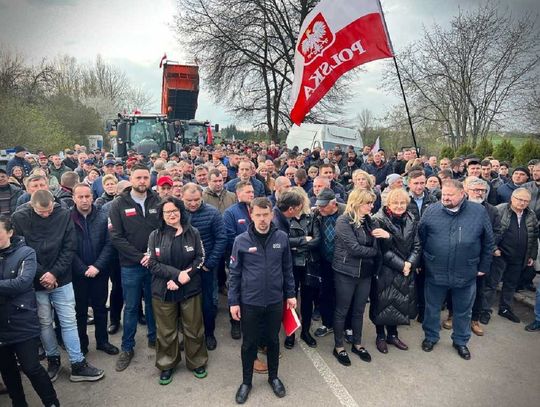 Poniedziałek jest szóstym dniem protestu rolników w Hrubieszowie. Protestujący blokują przejazd kolejowy PKP-LHS na ulicy Nowej w Hrubieszowie.
