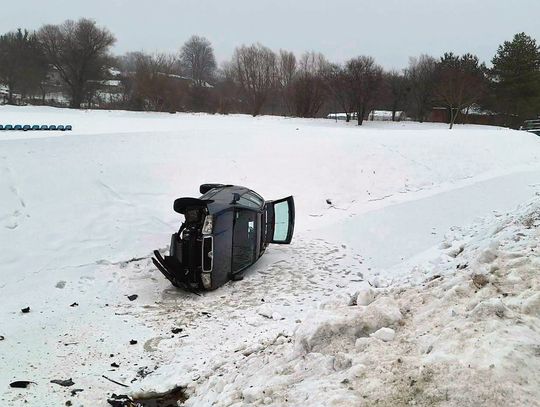 Samochód osobowy wypadł z drogi i wylądował na zamarzniętej tafli kanału „Ulga” na „Huczwostradzie” w Hrubieszowie.