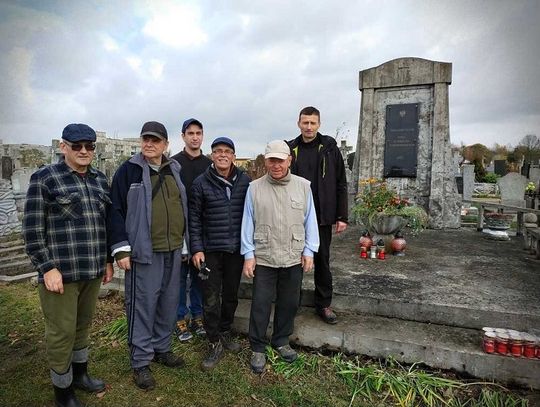 Hrubieszów: Stowarzyszenie Edukacyjne „Razem” porządkowało polskie mogiły w Sokalu