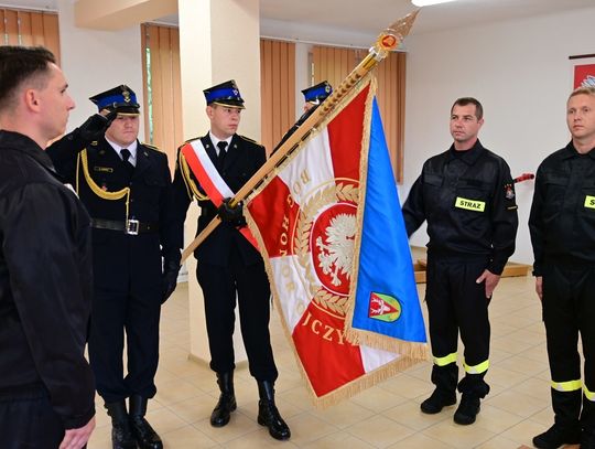 Uroczystość z udziałem pocztu sztandarowego Komendy Powiatowej Państwowej Straży Pożarnej w Hrubieszowie poprowadził zastępca komendanta PSP w Hrubieszowie