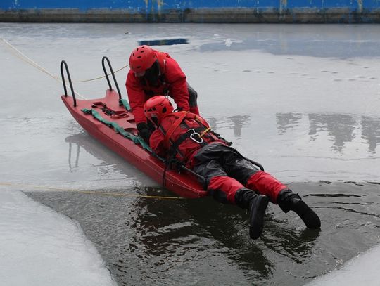 Hrubieszów: Strażacy szkoli się na lądzie i lodzie