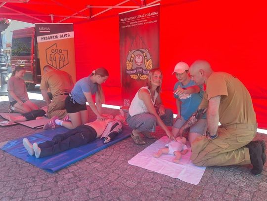 Pod czujnym okiem profesjonalistów uczono się prawidłowego wzywania służb ratunkowych i sprawdzania przytomności poszkodowanego, bezpiecznego układania osób w pozycji bocznej, a także obsługi defibrylatorów AED oraz dynamicznej resuscytacji krążeniowo-oddechowej na specjalnych fantomach.