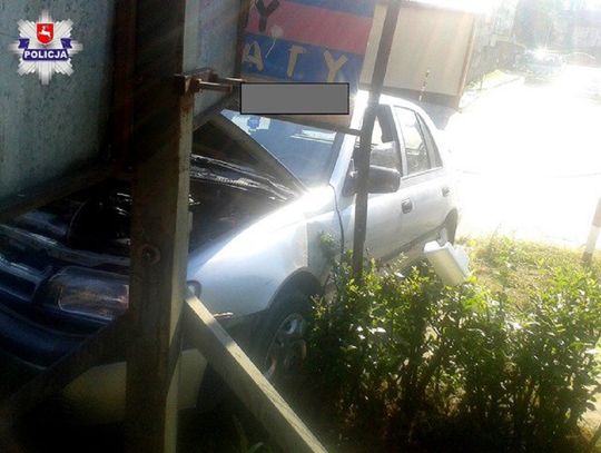 Hrubieszów: Wypadek przy ul. Ludnej. Kierowca nissana zasłabł i wjechał w tablicę reklamową. Nie miał prawa jazdy