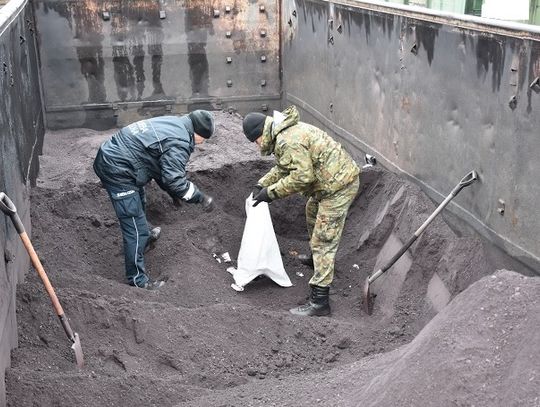 Hrubieszów: Z pomocą koparki wydobyli kontrabandę