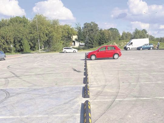 W sąsiedztwie parkingu przy Ciesielczuka słychać było donośny warkot silników i pisk opon driftujących aut. Czy montaż separatorów rozwiąże problem?