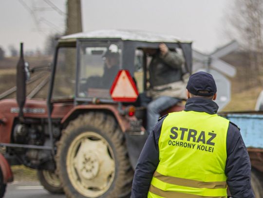 Hucisko: Sokista zatrzymał pijanego traktorzystę bez uprawnień Funkcjonariusz Straży Ochrony Kolei z zamojskiego posterunku w drodze na nocną zmianę ujął 60-letniego traktorzystę, który kierował ciągnikiem rolniczym, mając w organizmie ponad 2,5 promila alkoholu.