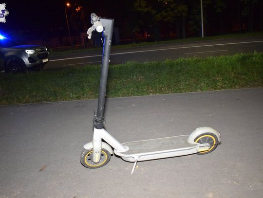 Nietrzeźwi kierujący, osoby poniżej 16. roku życia bez kasku ochronnego czy przewożenie hulajnogą pasażerów – to wykroczenia poruszających się ulicami Zamościa kierowców hulajnóg elektrycznych.
