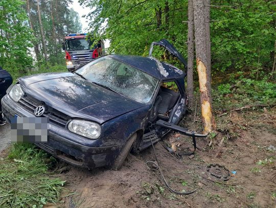 Hutków/Suchowola: Kierujący volkswagenem uderzył w drzewo. Z auta wydostali go druhowie OSP W sobotę 16 maja ok. godz. 5 rano na trasie Hutków – Suchowola kierujący volkswagenem uderzył w drzewo.