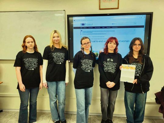 Pięć uczennic II LO w Zamościu zmierzyło się z zadaniem wymagającym zarówno wnikliwej analizy, jak i dużej wrażliwości językowej.