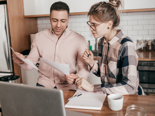 Większość Polaków deklaruje, że ma jakieś oszczędności. Tyle że niewielu z nich przeżyłoby za te pieniądze dłużej niż miesiąc.