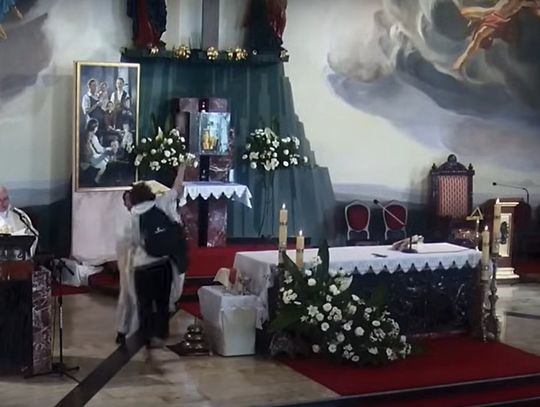 Podczas wieczornej mszy mężczyzna rzucił butelką w tabernakulum.