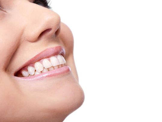 Jak dbać o protezę akronową? Poradnik dla pacjentów