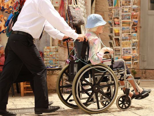 Jak dobrze dogadywać się z seniorem podczas pracy w opiece?
