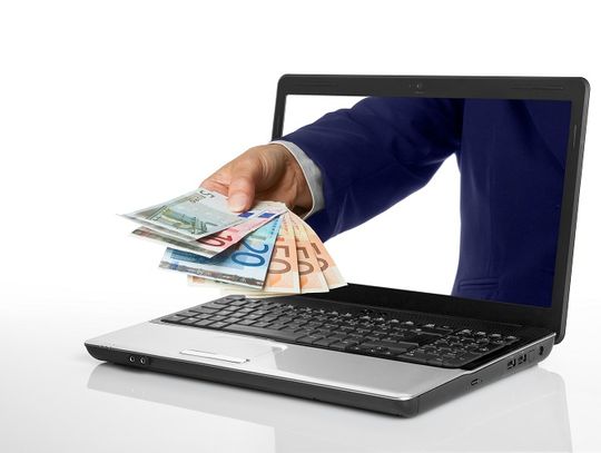 Jak pożyczyć pieniądze przez internet? Tłumaczymy krok po kroku