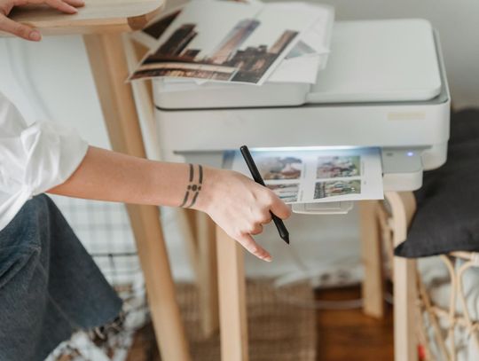 Jak technologia zmienia domowe biuro – co warto mieć w 2025 roku?