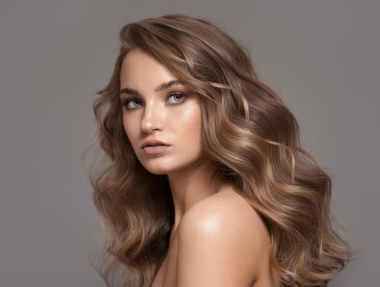 Jak zadbać o bardzo zniszczone włosy po farbowaniu?