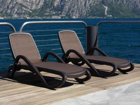 Jak zaprojektować przestrzeń z leżakami ogrodowymi?