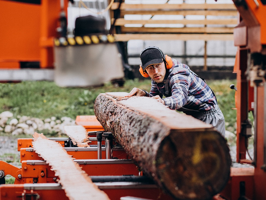Jakie elementy strugarki czterostronnej warto sprawdzić przed zakupem maszyny?