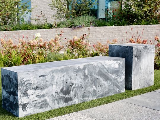 Jakie są zalety mebli ogrodowych z betonu?