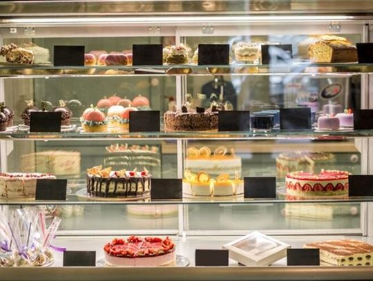 Jakie urządzenia są niezbędne w cukierni?