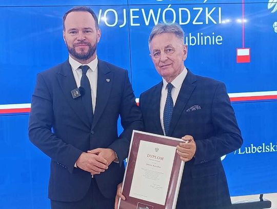 Wojewoda lubelski Krzysztof Komorski wyróżnił dziennikarzy sportowych, w tym Janusza Kawałko. Fot. LUW