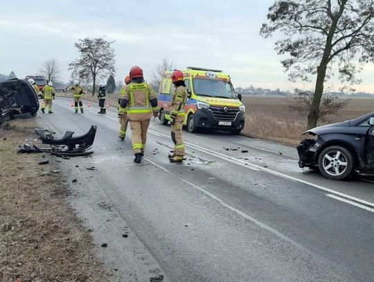 W Jarosławcu 51-latka kierująca seatem straciła panowanie nad kierownicą i zjechała na przeciwny pas ruchu, uderzając w jadącego z naprzeciwka jeepa.