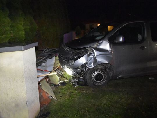 Po zderzeniu bus przejechał przez pobocze i uderzył w ogrodzenie posesji.