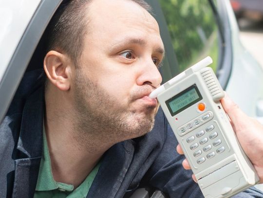 Za łamanie sądowego zakazu prowadzenia sąd musi orzec dożywotni zakaz prowadzenia.
