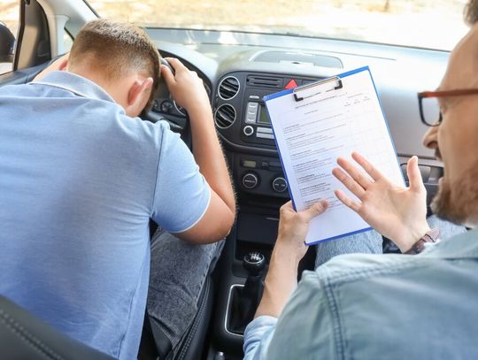 Jedno polecenie i po prawie jazdy. Kursanci wpadali w tę samą pułapkę Powodem oblewania kandydatów na kierowców było manewr zawracania na zakazie ruchu w obu kierunkach. Na polecenie egzaminatora. Sprawa trafiła do sądu.