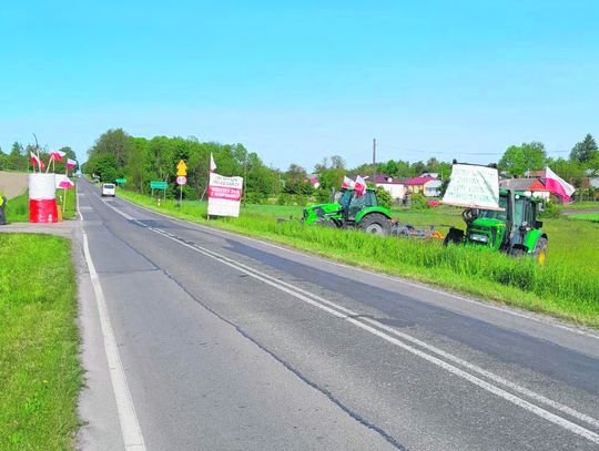 Na poboczach przy drodze wojewódzkiej z Uchań w kierunku Krasnegostawu ustawiono kilka rolniczych ciągników