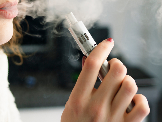 Osoby poniżej 18 lat nie kupią już e-papierosów, w tym także beznikotynowych, i woreczków nikotynowych.