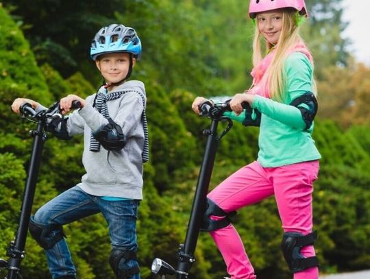 Dorośli użytkownicy rowerów i hulajnóg elektrycznych nadal nie będą objęci obowiązkiem noszenia kasku, choć jego używanie jest rekomendowane.