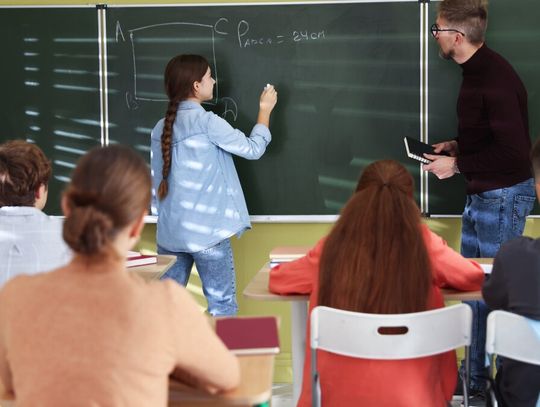 Kamery w klasach. Żeby rodzice zobaczyli, co robią ich dzieci Niektórzy nauczyciele chce kamer w klasach, bo – jak mówią – sytuacja na lekcjach często wymyka się spod kontroli. Rodzice są jednak w tej kwestii podzieleni.